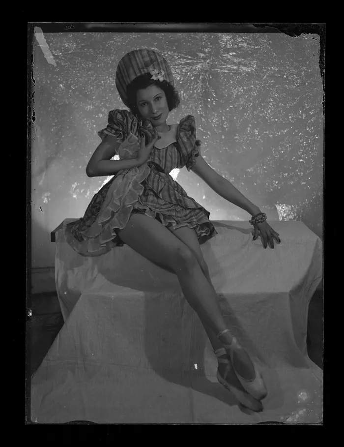 [Bailarina, caracterizada para una obra de ballet]  [fotografía] Alfredo Molina Lahitte.