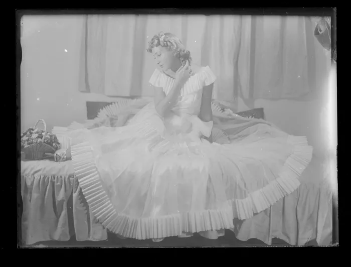 [Mujer en traje de gala]  [fotografía] Alfredo Molina Lahitte.