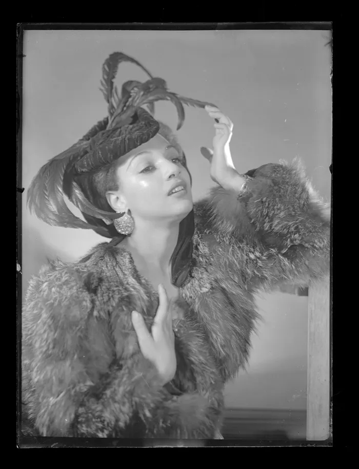 [Mujer vestida de piel y sombrero]  [fotografía] Alfredo Molina Lahitte.