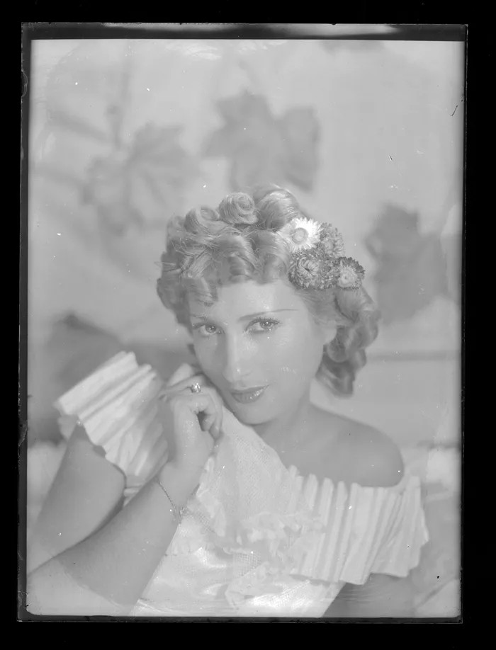 [Mujer con flores en el pelo]  [fotografía] Alfredo Molina Lahitte.