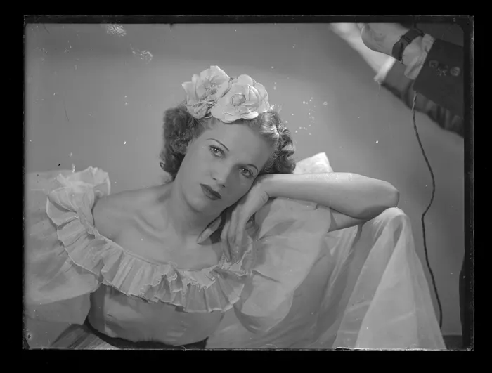 [Mujer con flores en el pelo]  [fotografía] Alfredo Molina Lahitte.