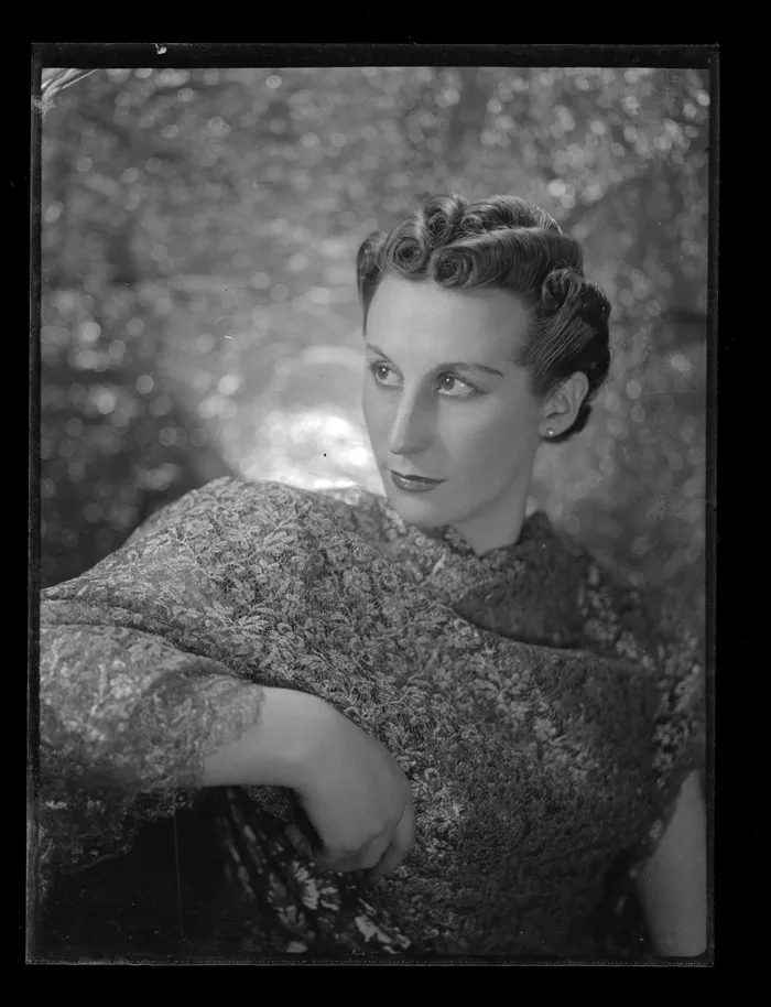 [Retrato de una mujer joven]  [fotografía] jove]
