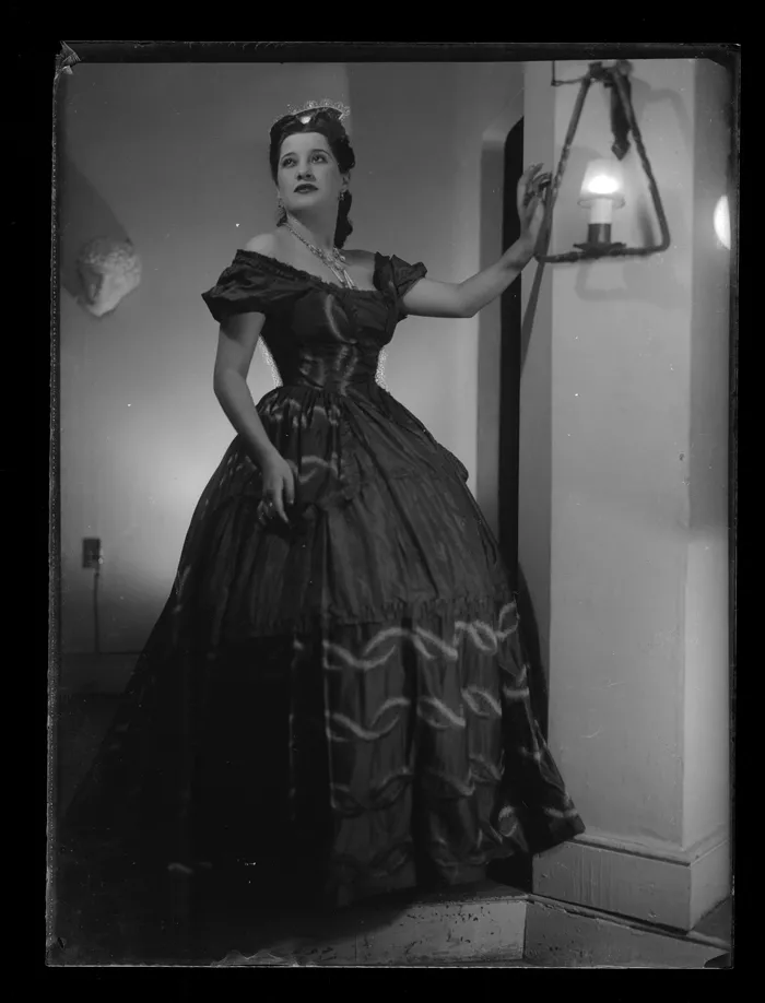 [Mujer en traje de gala, joyas y peinetón]  [fotografía] Alfredo Molina Lahitte.