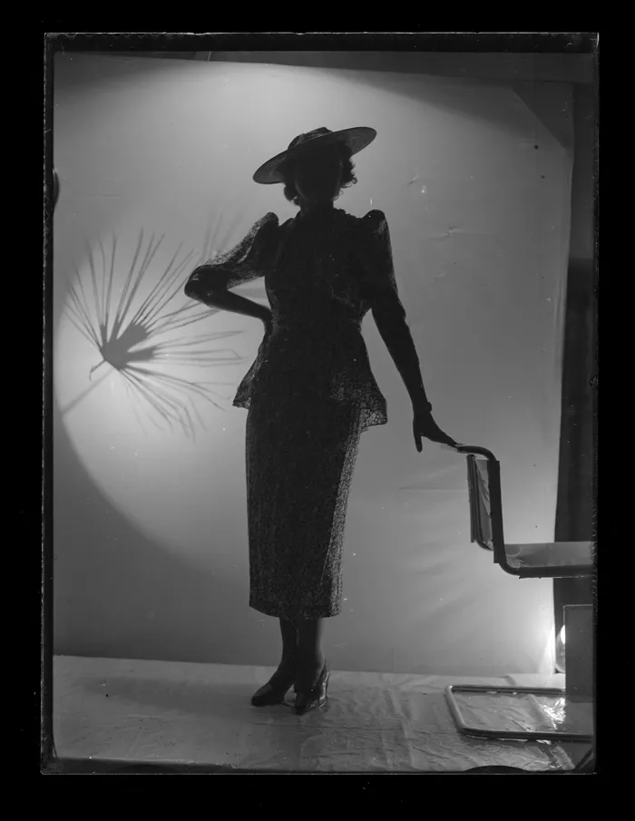 [Silueta oscura de una elegante mujer]  [fotografía] Alfredo Molina Lahitte.