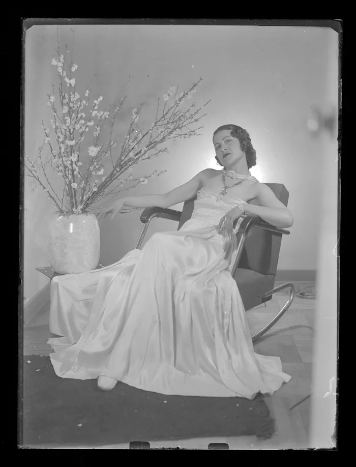 [Mujer en traje de gala]  [fotografía] Alfredo Molina Lahitte.