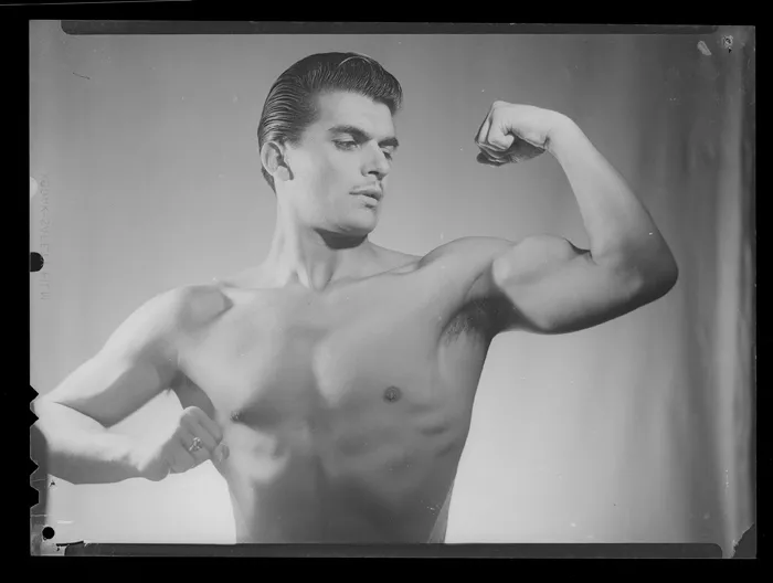 [Desnudo masculino]  [fotografía] Alfredo Molina Lahitte.