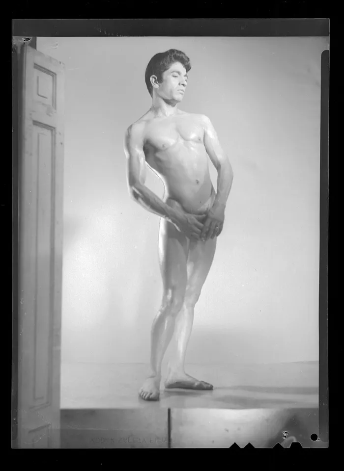 [Desnudo masculino]  [fotografía] Alfredo Molina Lahitte.