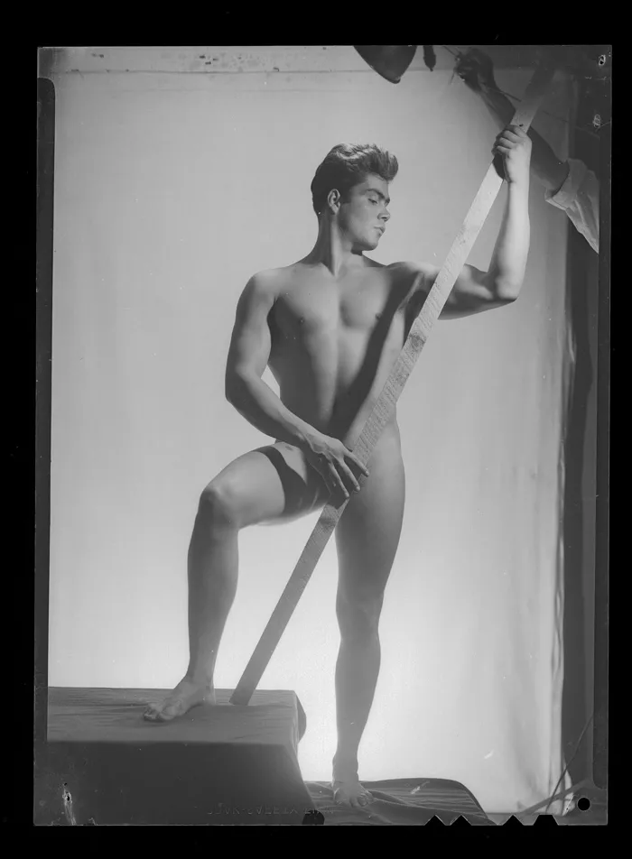 [Desnudo masculino]  [fotografía] Alfredo Molina Lahitte.