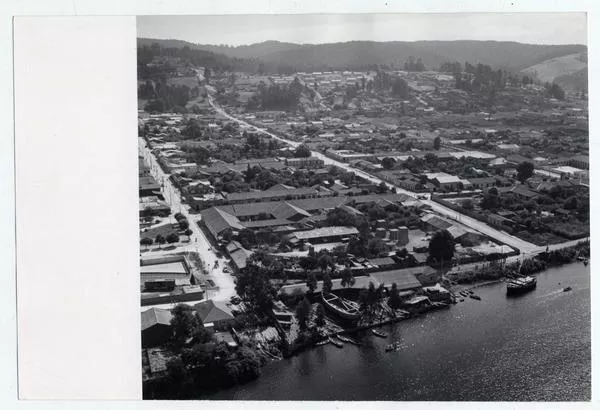 [Panorámica de los astilleros y de la costa de Constitución]  [fotografía] Domingo Ulloa