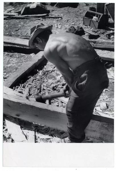 [Carpinteros de ribera; construyen embarcaciones en el Astillero]  [fotografía] Domingo Ulloa.