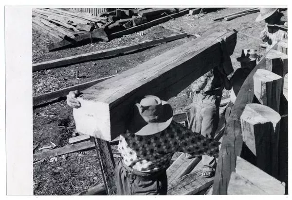 [Carpinteros de ribera; construyen embarcaciones en el Astillero]  [fotografía] Domingo Ulloa.