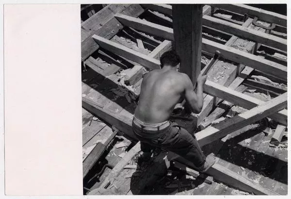 [Carpintero de ribera; construye embarcación en el Astillero]  [fotografía] Domingo Ulloa.