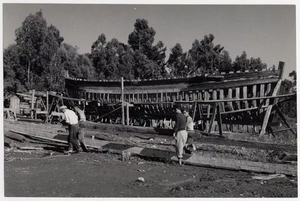 [Trabajadores construyendo embarcaciones en el Astillero]  [fotografía] Domingo Ulloa.
