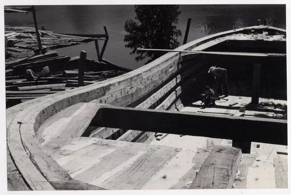 [Trabajadores construyendo embarcaciones en el Astillero]  [fotografía] Domingo Ulloa.