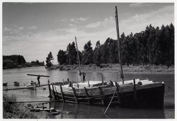 [Trabajadores del astillero a bordo de un falucho en el río Maule]  [fotografía] Domingo Ulloa.