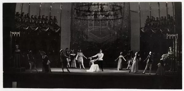 [Escena del ballet] "Carmina Burana", [en el] Teatro Municipal] : ballet oratorio [fotografía] Domingo Ulloa.