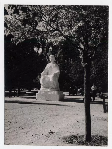 [Monumento a] Gabriela Mistral por Laura Rodig en Quinta Normal  [fotografía] Domingo Ulloa.