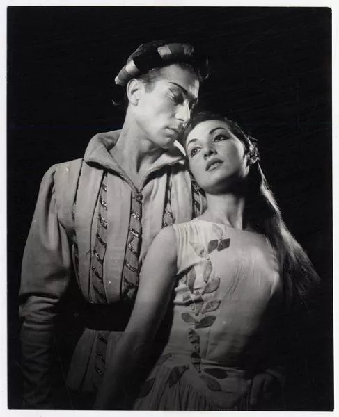 [Pareja de bailarines caracterizados para una obra de ballet]  [fotografía] Domingo Ulloa.