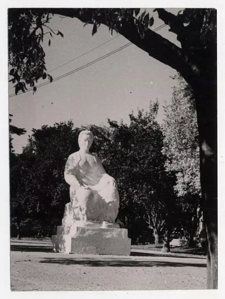 [Monumento a] Gabriela Mistral por Laura Rodig en Quinta Normal  [fotografía] Domingo Ulloa.