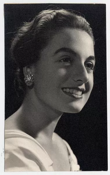 [Retrato de una señorita]  [fotografía] Domingo Ulloa.