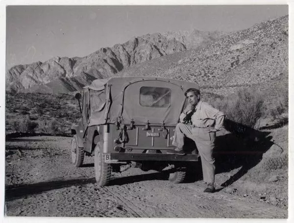 [Antonio Quintana, fotografiado por Roberto Montandon; durante la producción de "El Rostro de Chile"]  [fotografía] Roberto Montandon.