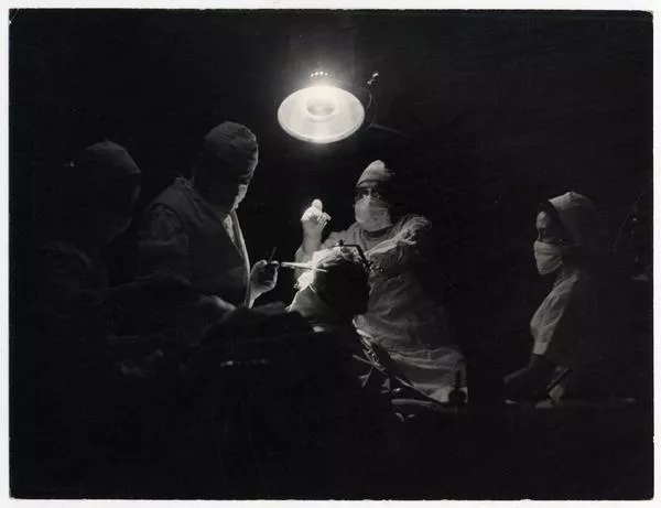 [Pabellón de neurocirugía: Equipo médico durante una intervención quirúrgica]  [fotografía] Domingo Ulloa.