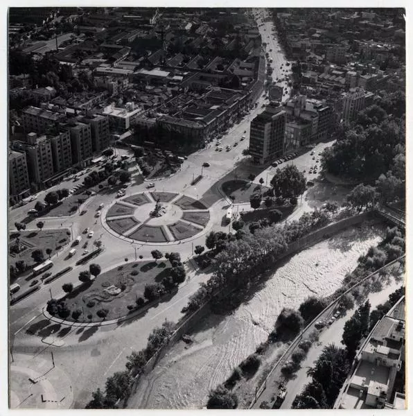 [Panorámica de la Plaza Baquedano]  [fotografía] Domingo Ulloa.