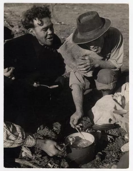 Obreros del maiz en hacienda Hospital  [fotografía] Domingo Ulloa.