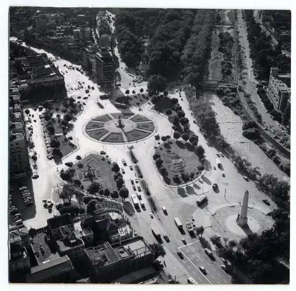 Plaza Baquedano de Santiago  [fotografía] Domingo Ulloa.