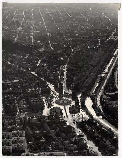 Plaza Baquedano hacia el centro  [fotografía] Domingo Ulloa.