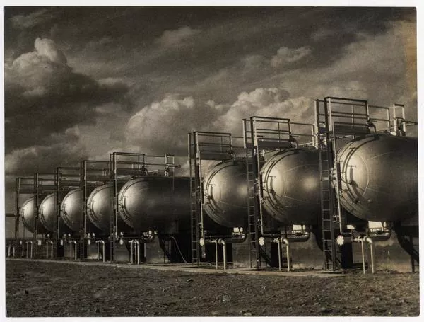 Tierra del Fuego: estanques para gas licuado de petróleo en Manantiales  [fotografía] Domingo Ulloa.
