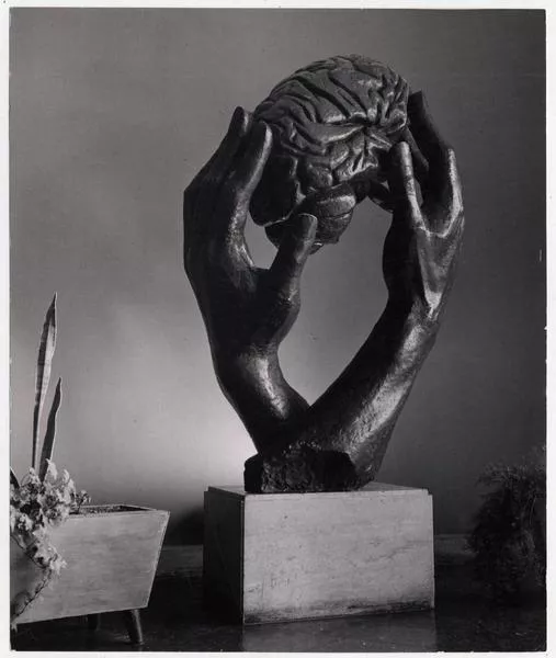 Escultura de Marta Colvin [en el] Instituto de Neurocirugía  [fotografía] Domingo Ulloa.