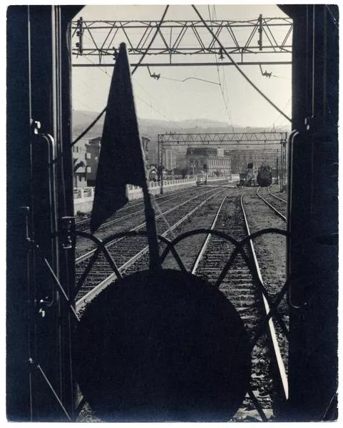 Tren saliendo de Valparaíso  [fotografía] Domingo Ulloa.