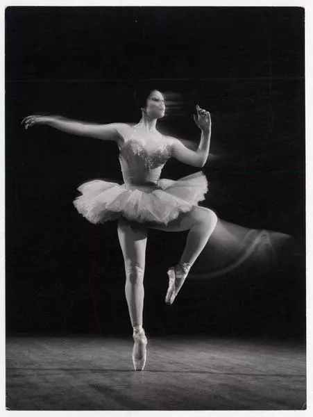 Movimiento sugerido [en una escena de ballet]  [fotografía] Domingo Ulloa.