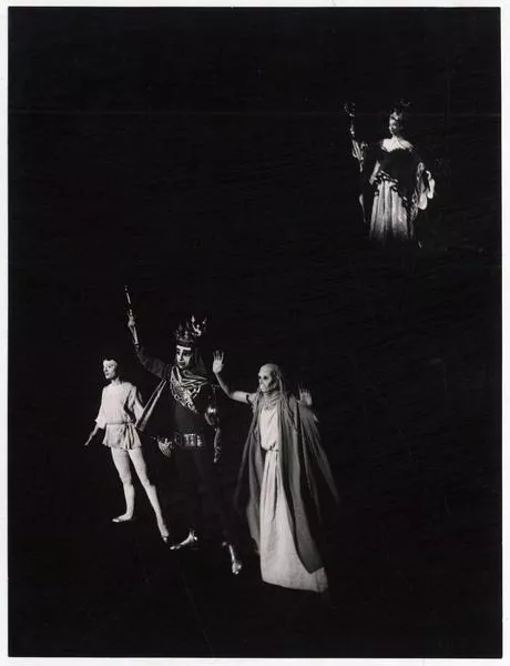 [Escena del] ballet "Carmina Burana", [en el] Teatro Municipal] : ballet oratorio [fotografía] Domingo Ulloa.