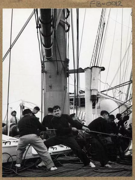 [Ejercicio de izar velas en "La Esmeralda"]  [fotografía] Domingo Ulloa.