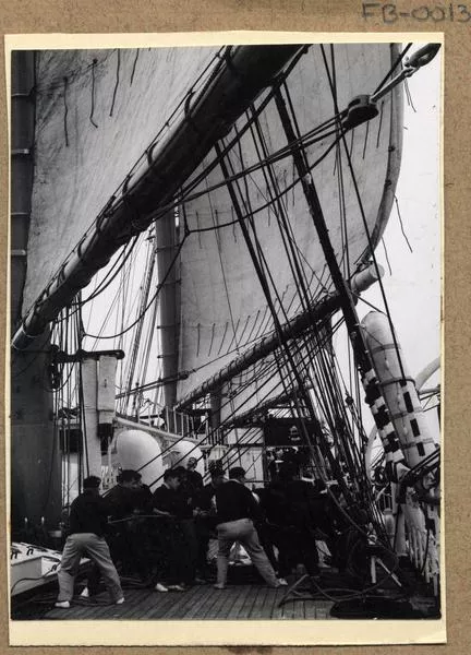 [Ejercicio de izar velas en "La Esmeralda"]  [fotografía] Domingo Ulloa.