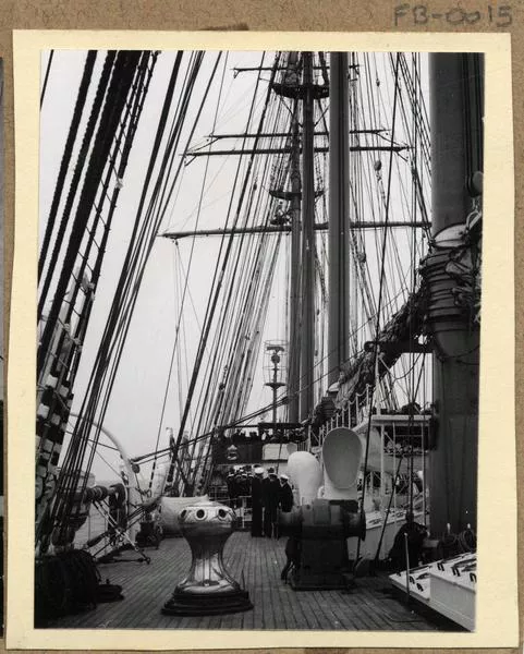 [Ejercicio de izar velas en "La Esmeralda"]  [fotografía] Domingo Ulloa.