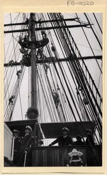 [Ejercicio de izar velas en "La Esmeralda"]  [fotografía] Domingo Ulloa.