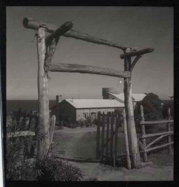 [Casa de Pablo Neruda en isla Negra ]  [fotografía]
