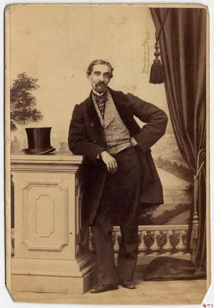 [Hombre de pié con mano en la cintura]  [fotografía] Helsby