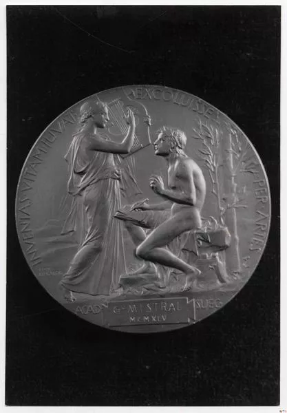 [Medalla de oro, Premio Nóbel, acuñada con su nombre y el año en que Gabriela Mistral, recibe el Premio Nóbel de Literatura (G. Mistral MCMXLV)]  [fotografía].