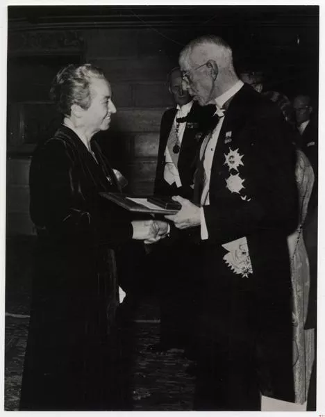 [Gabriela Mistral, recibe el Premio Nóbel de Literatura de manos del Rey Gustavo V de Suecia; Palacio de Conciertos de Estocolmo, el día 10 de diciembre de 1945]  [fotografía].
