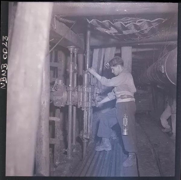 [Mineros, galería subterránea de la mina de carbón de Lota]  [fotografía] Ignacio Hochhäusler.