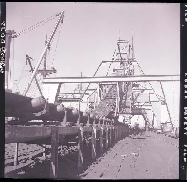[Carbón conducido por la cinta transportadora hasta el cargador móvil, instalado en el muelle de embarque; mina de carbón de Lota]  [fotografía] Ignacio Hochhäusler.