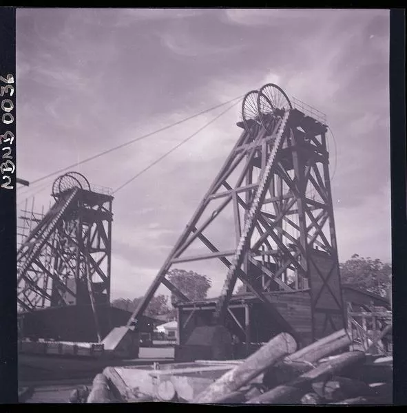 [Torres de extracción; mina de carbón de Lota]  [fotografía] Ignacio Hochhäusler.