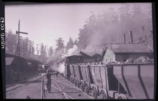 [Transporte del carbón por arrastre en vagones de acarreo por medio de locomotora]  [fotografía] Ignacio Hochhäusler.