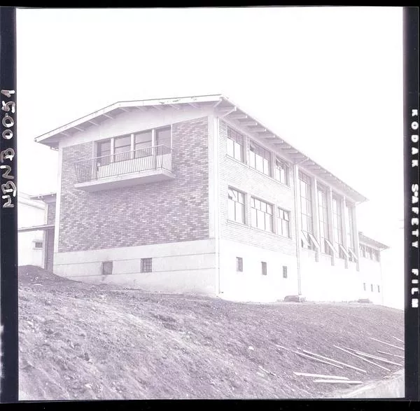 [Vista de un edificio]  [fotografía] Ignacio Hochhäusler.