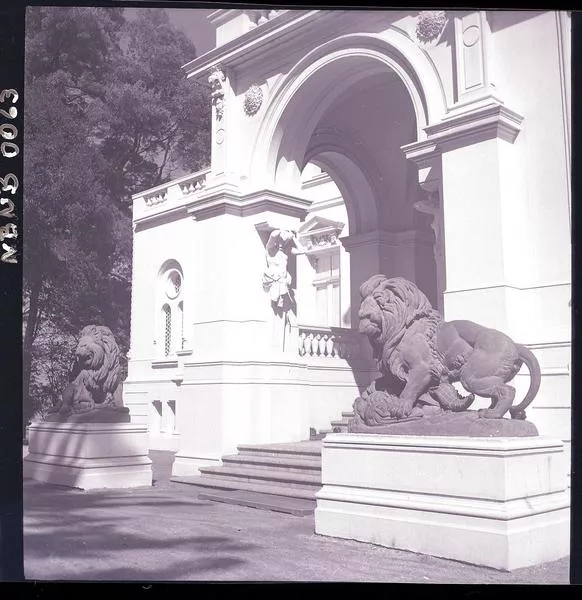 [Leones instalados en ambos lados de la escalera de entrada al Palacio Cousiño, en el Parque de Lota]  [fotografía] Ignacio Hochhäusler.