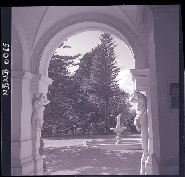 [Pileta central, escultura "Venus La Bañista"; Parque Isidora Goyenechea de Cousiño en Lota]  [fotografía] Ignacio Hochhäusler.
